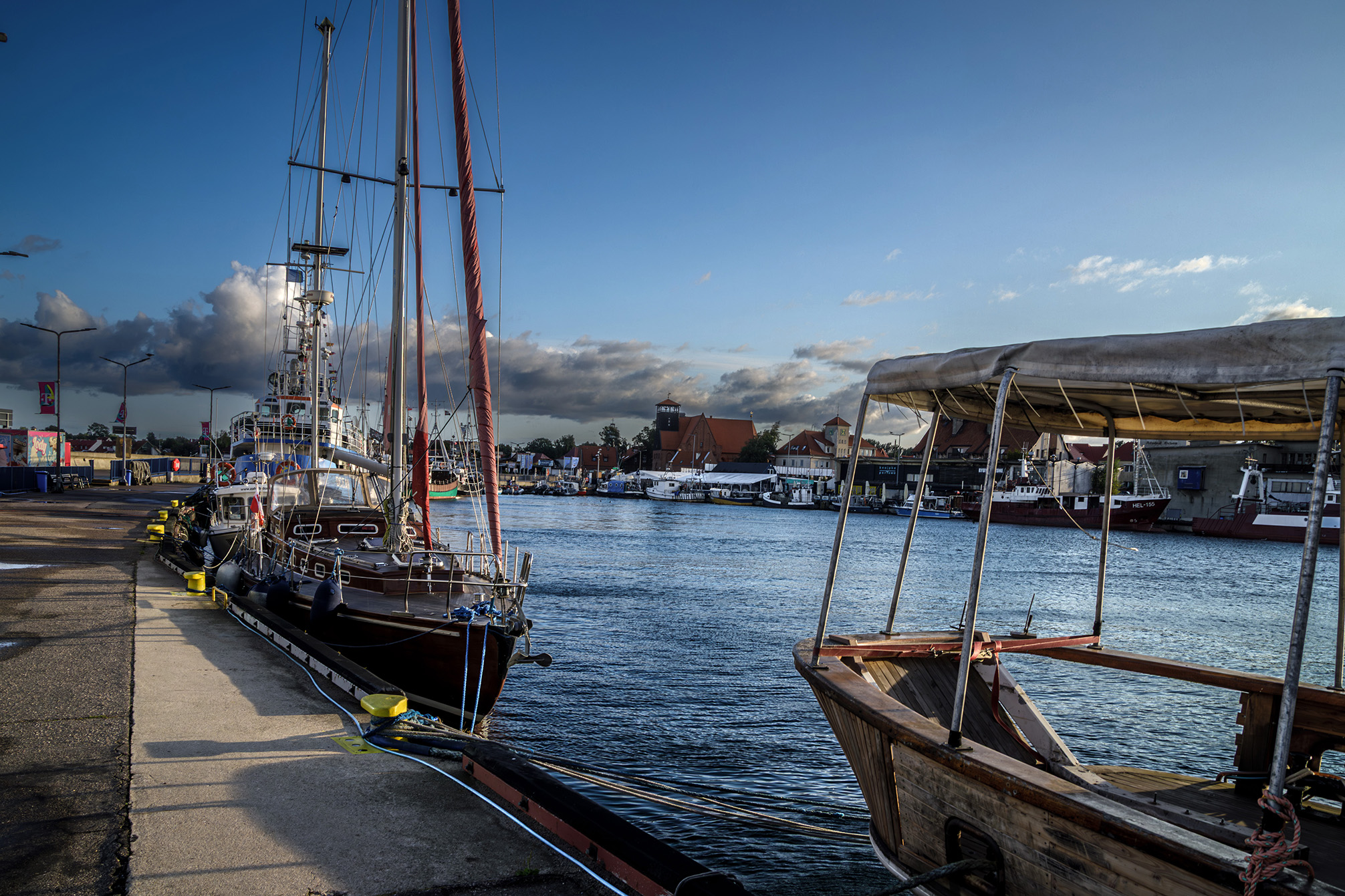 Hel - Port z cumującymi statkami i żaglówkami