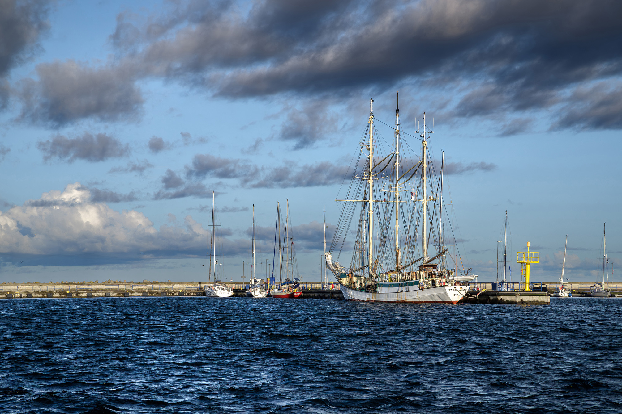 Żaglowiec Zawisza Czarny w porcie Hel - fotografia morska